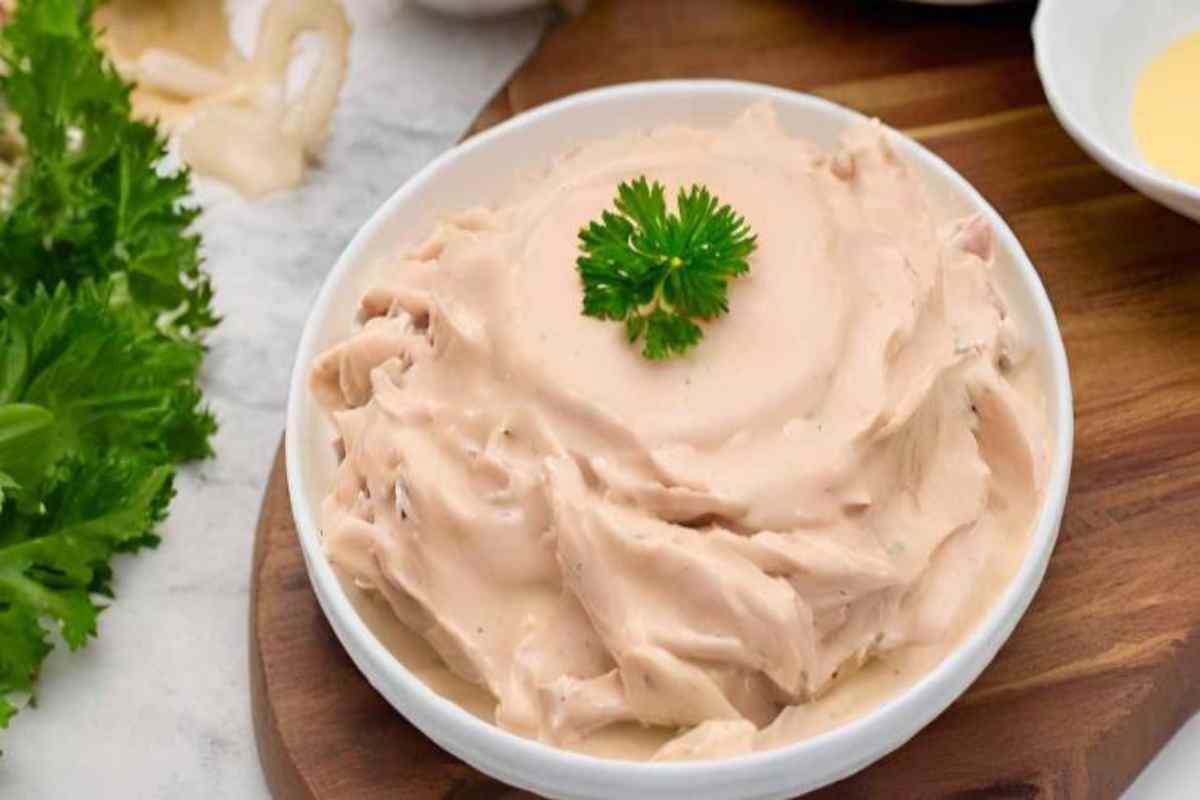 Salsa tonnata in una ciotola ampia