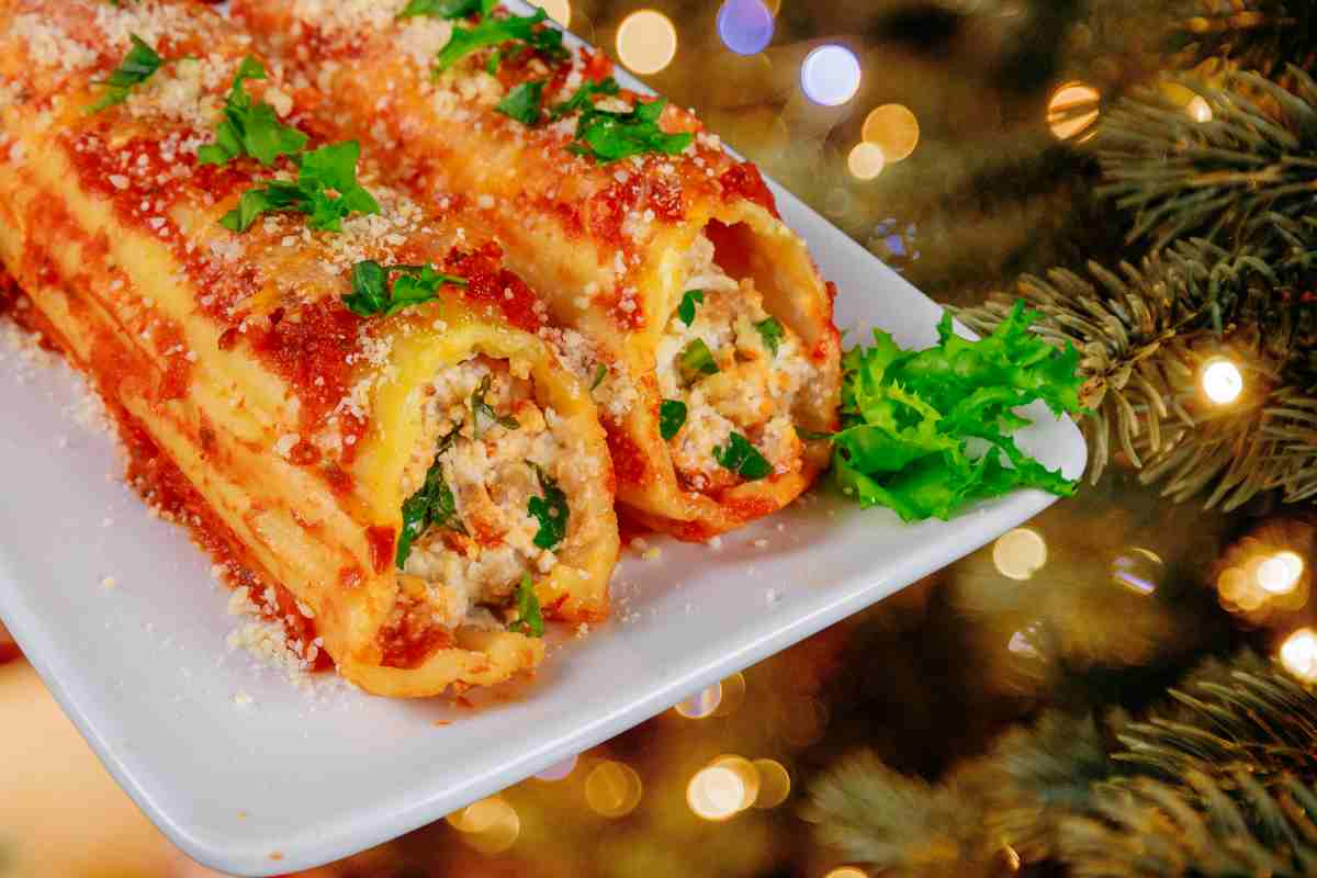 cannelloni ricotta e spinaci davanti a un albero di natale
