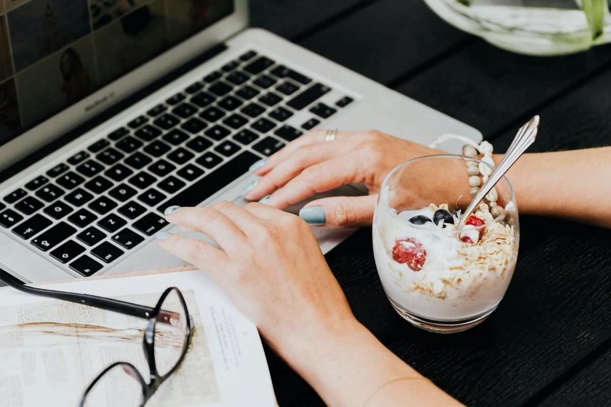 colazione davanti al computer