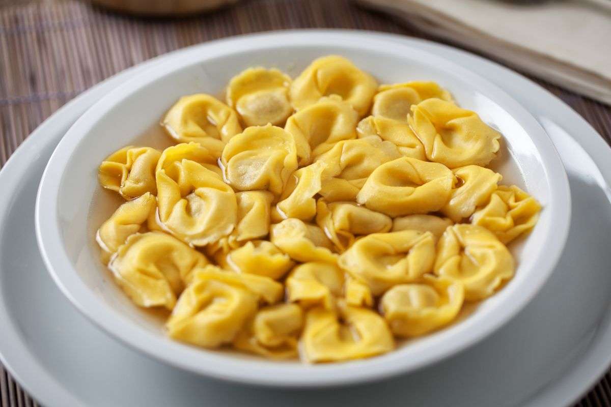 Piatto di tortellini al brodo