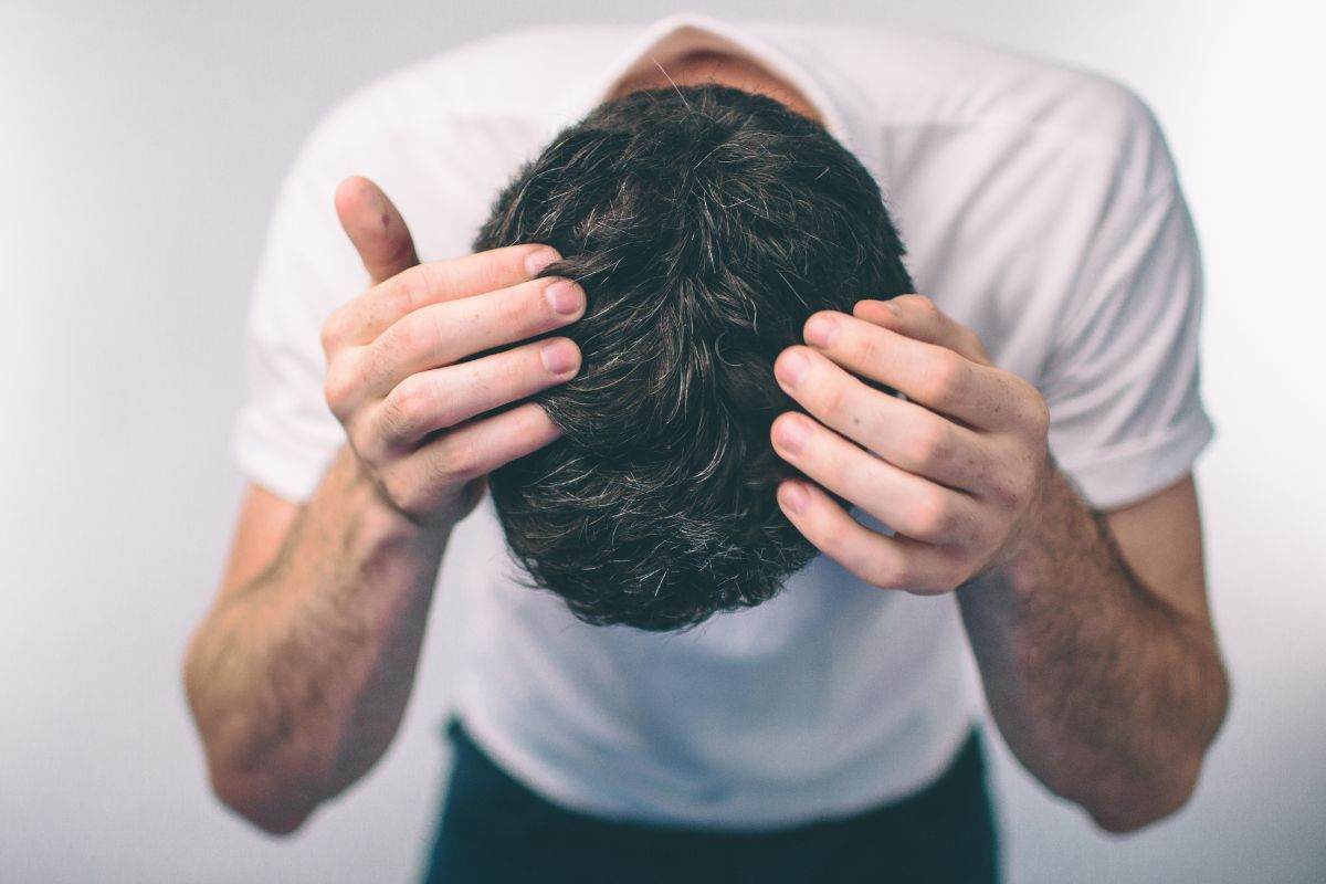 Ragazzo massaggia la testa