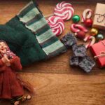 Una calza della Befana in feltro con dolciumi ed una statuina della Befana