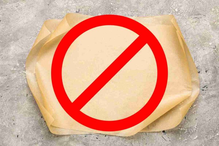 Foglio di carta forno e segnale di divieto