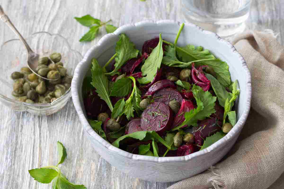 Insalata verde con vinaigrette in una ciotola capiente