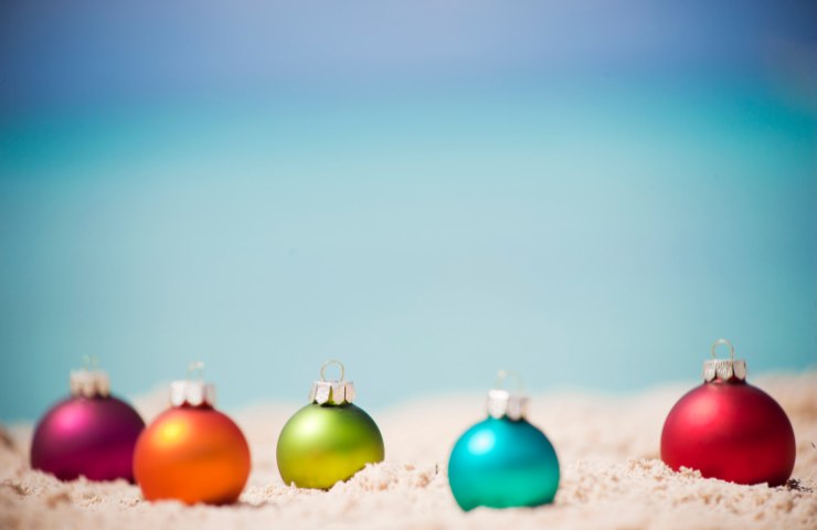 Palle dell'albero di Natale in spiaggia di giorno
