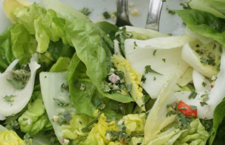Insalata con vinaigrette in ciotola