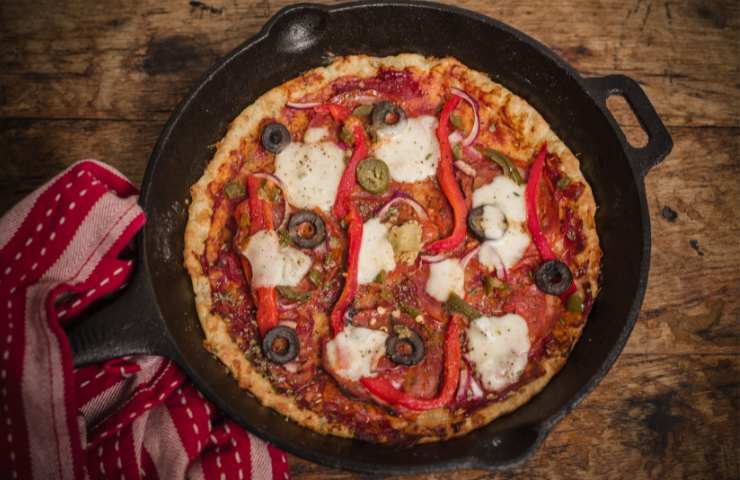 Pizza in una padella vista dall'alto