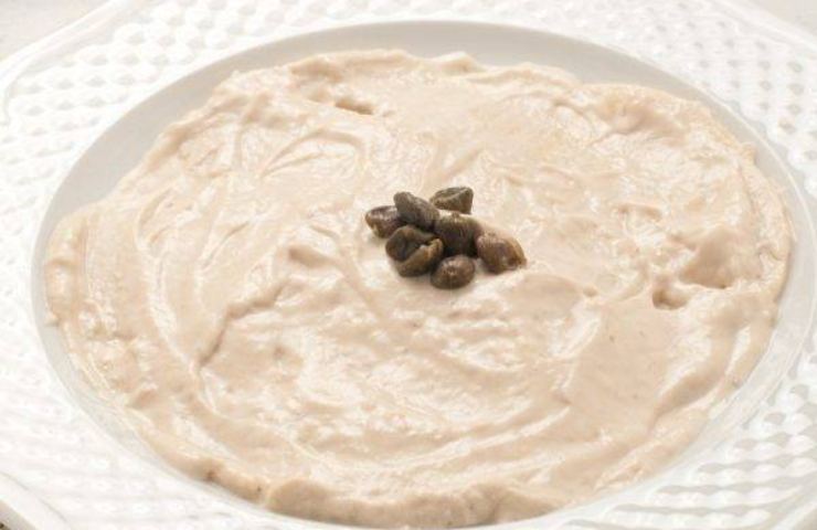 Salsa tonnata in un piatto