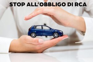 modello di auto tra le mani