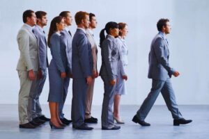 persone che ne seguono altre con davanti un leader
