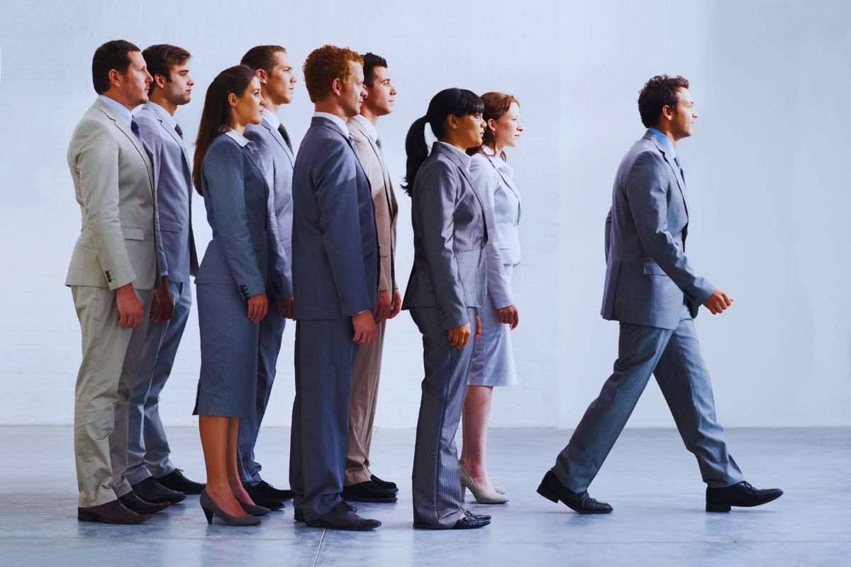 persone che ne seguono altre con davanti un leader