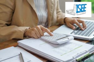 donna fa conti con calcolatrice e logo isee