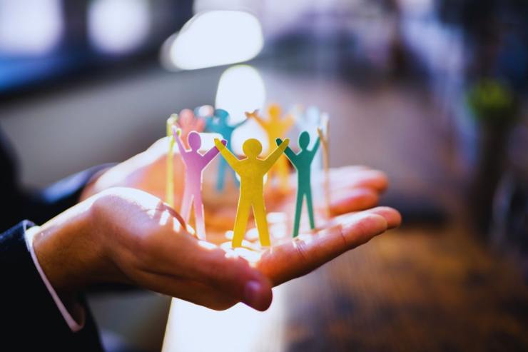 uomini fatti con la carta in mano