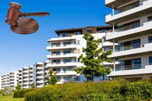 complesso condomini e in evidenza un martello da giudice