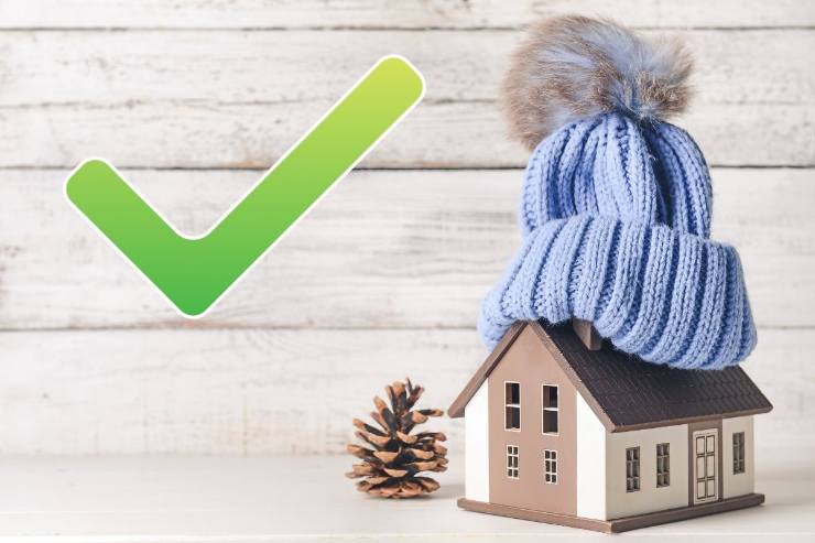 casetta in legno con sciarpa e spunta verde