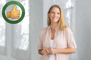 donna sorridente e icona ok in evidenza