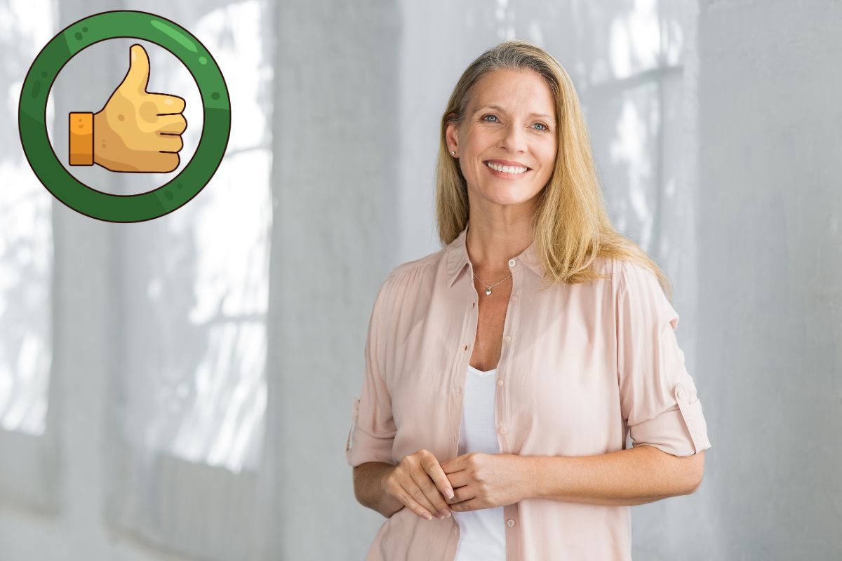 donna sorridente e icona ok in evidenza