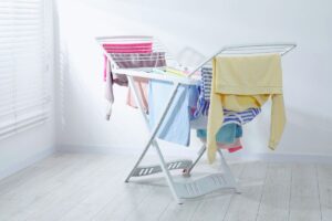 stendino con biancheria appesa