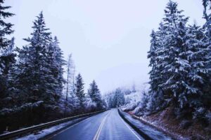 strada di montagna innevata