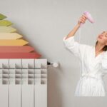 calorifero con tabella energetica e donna che asciuga i capelli con phon
