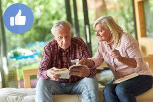 pensionati felici leggono e segnale di ok in evidenza